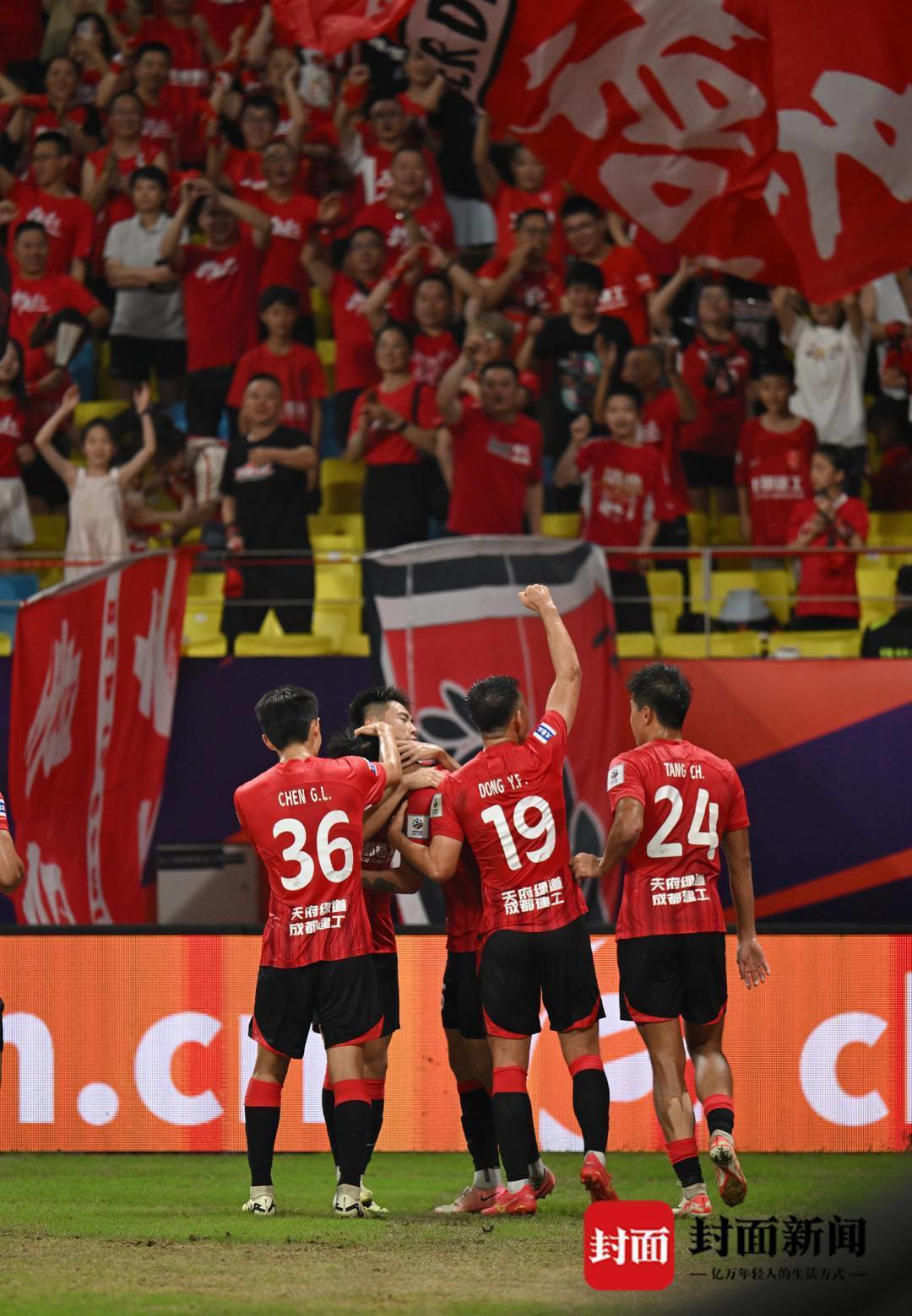 九游体育-一支战胜强队的球队在锦标赛中大放异彩英文
